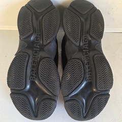 ブラックのBALENCIAGAスニーカー、サイズ44、ストライプ紐デザイン。 の画像