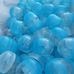 空　ガチャガチャ カプセル　衣装ケースいっぱいの画像