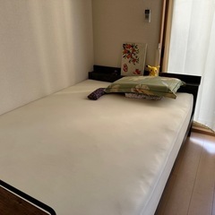 ベッドフレームとマットレスの画像
