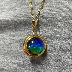 ❮ 新品未使用❯ブルーグリーンイエローグラデーション　蛍ガラス　ゴールドネックレスの画像