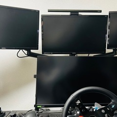 PCモニター3枚(上部)+モニターアームの画像