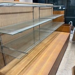 無料で差し上げます。大型　商品陳列棚　木製　保管所付き　その2の画像