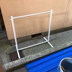 高さ調節できるハンガーラックの画像
