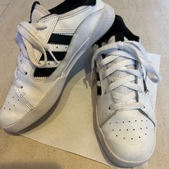 adidasスニーカー22.5の画像
