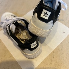 adidasスニーカー22.5の画像