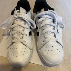 adidasスニーカー22.5の画像