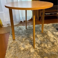丸型ダイニングテーブルイス4脚付きの画像