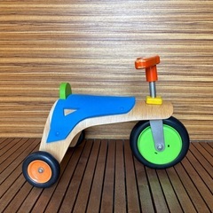 三輪車、キッズバイク、木のおもちゃの画像