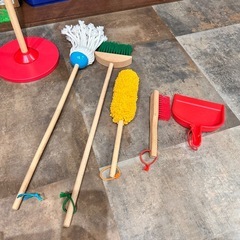 掃除道具(木製おもちゃ)とエプロンセットの画像