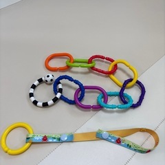 おもちゃをぶら下げるチェーンと帽子クリップのセットの画像