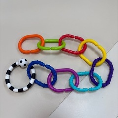 おもちゃをぶら下げるチェーンと帽子クリップのセットの画像