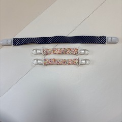 おもちゃをぶら下げるチェーンと帽子クリップのセットの画像