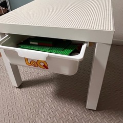 レゴ大量セットとレゴテーブルの画像