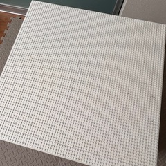 レゴ大量セットとレゴテーブルの画像