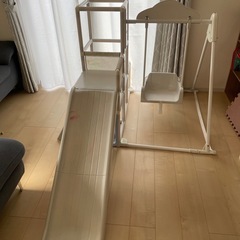 子供用滑り台、ブランコの画像