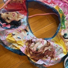 女の子浮き輪の画像