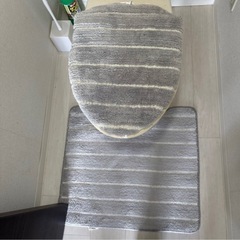 ニトリ⭐︎室内用トイレマット＆フタカバープロイ　グレーボーダーの画像