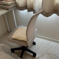 机と椅子のセットの画像