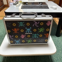 小さい机、ペーパーカッター、アタッシュケースの画像
