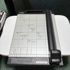小さい机、ペーパーカッター、アタッシュケースの画像