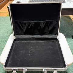 小さい机、ペーパーカッター、アタッシュケースの画像