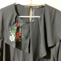 ZARA BASIC  フリル　花刺繍　Lの画像
