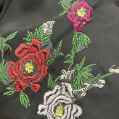 ZARA BASIC  フリル　花刺繍　Lの画像