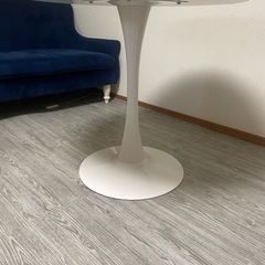 カフェテーブルの画像