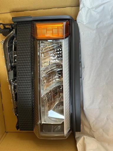 ランドクルーザー250VX  
3眼四角ヘッドライト左右