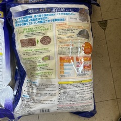 
消臭ペーパーマット８個。　消臭砂3個 の画像