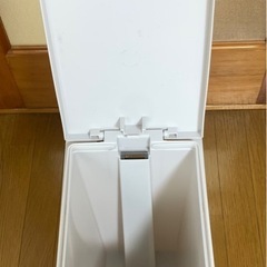 [確定済]白色　家庭用ゴミ箱の画像