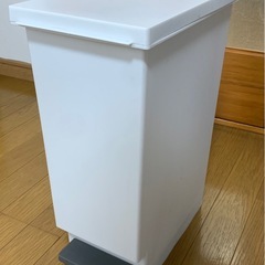 [確定済]白色　家庭用ゴミ箱の画像