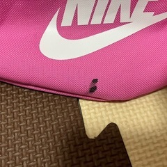 Nike ピンク ボディバッグ・ウエストポーチの画像