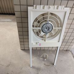 東芝の小型排気：換気扇：製造２０２２年：色相ホワイト：窓用：の画像
