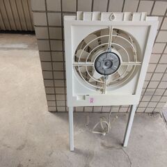 東芝の小型排気：換気扇：製造２０２２年：色相ホワイト：窓用：の画像