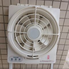 東芝の小型排気：換気扇：製造２０２２年：色相ホワイト：窓用：の画像