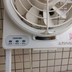 東芝の小型排気：換気扇：製造２０２２年：色相ホワイト：窓用：の画像