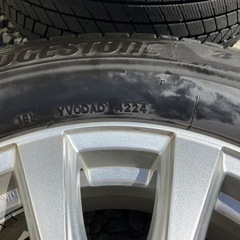 215/70R16　スタッドレスタイヤ4本　ナット付の画像