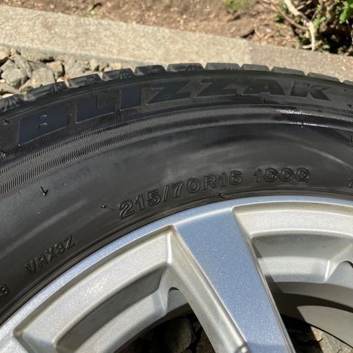 215/70R16　スタッドレスタイヤ4本　ナット付