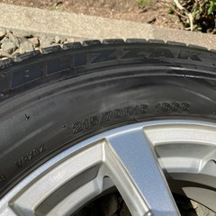 215/70R16　スタッドレスタイヤ4本　ナット付の画像