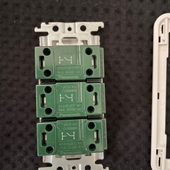 未使用品　パナソニック WTP50013WP コスモシリーズワイド21 埋込トリプルスイッチB 片切 プレート付 ホワイト の画像