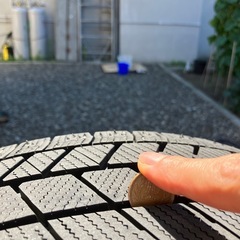 215/70R16　スタッドレスタイヤ4本　ナット付の画像