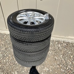 215/70R16　スタッドレスタイヤ4本　ナット付の画像