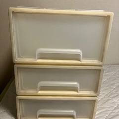 押入れクローゼット　クリア引出しケース３点の画像