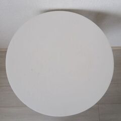 無料　白いサイドテーブルとカゴ付き観葉植物（おまけ、不要の場合はお知らせください）　の画像