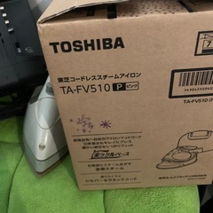 アイロン2台、古いテレビ？モニター？とアイロン台まとめての画像