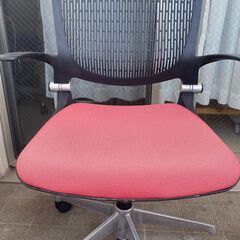 【難あり】オカムラ okamura グラータ Grata 8142BA ミーティングチェア レッド 肘掛け有 の画像