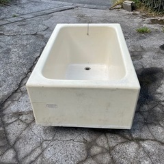 畑の水カメ用の浴槽の画像