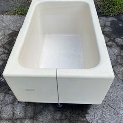 畑の水カメ用の浴槽の画像