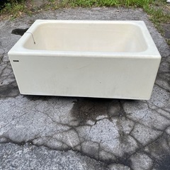 畑の水カメ用の浴槽の画像